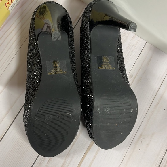 Black High Heel Pumps size 7 platform for added ease, - Picture 9 of 9